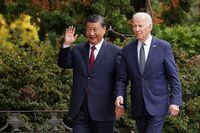 FILE PHOTO: Chinese President Xi Jinping waves as he walks with U.S. President Joe Biden at Filoli estate on the sidelines of the Asia-Pacific Economic Cooperation (APEC) summit, in Woodside, California, U.S., November 15, 2023. REUTERS/Kevin Lamarque/File Photo