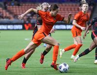 Oct 17, 2021; Houston, Texas, USA; Houston Dash midfielder Shea Groom (6) advances the ball against the Portland Thorns FC during a NWSL soccer match at PNC Stadium. Mandatory Credit: Troy Taormina-USA TODAY Sports