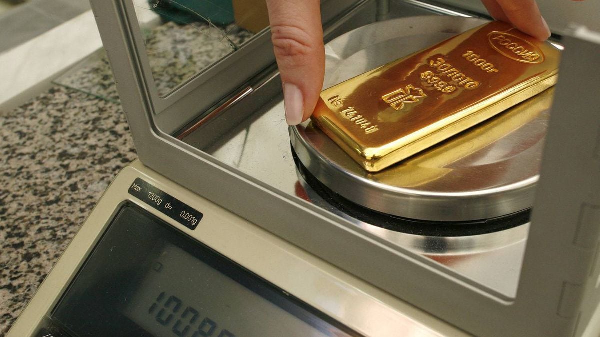 Покупка золота первый. Слиток золота 10 грамм. Золотые слитки национального банка Таджикистана. Золото Нацбанк 5 грамм Таджикистан. Золото в банке.
