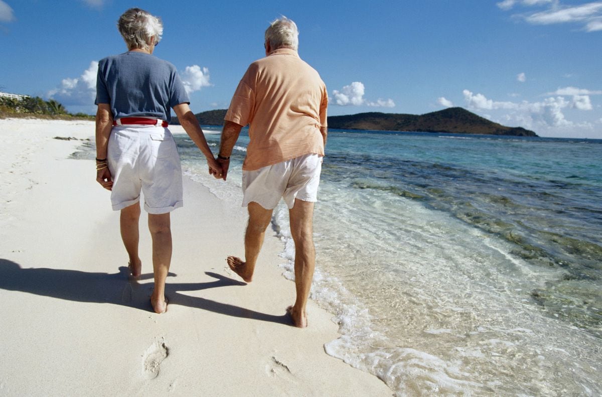 Хорошо жить за границей. Пенсионеры на море. Пожилые люди на пляже. Старики на отдыхе. Путешествия пожилых.