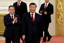 FILE PHOTO: New Politburo Standing Committee members Xi Jinping and Li Qiang arrive to meet the media following the 20th National Congress of the Communist Party of China, at the Great Hall of the People in Beijing, China October 23, 2022. REUTERS/Tingshu Wang/File Photo