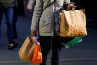 FILE PHOTO: A woman carries shopping bags during the holiday season in New York City, U.S., December 21, 2022. REUTERS/Eduardo Munoz//File Photo