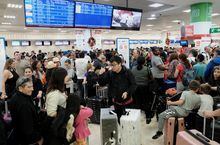 Passengers from Sunwing airlines line up for check-in at Cancun International Airport after many flights to Canada have been canceled because of the severe winter weather conditions in various parts of the country, in Cancun, Mexico December 27, 2022. REUTERS/Paola Chiomante