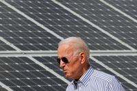 FILE PHOTO: Democratic 2020 U.S. presidential candidate and former Vice President Joe Biden walks past solar panels while touring the Plymouth Area Renewable Energy Initiative in Plymouth, New Hampshire, U.S., June 4, 2019.   REUTERS/Brian Snyder/File Photo