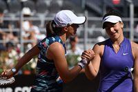 Poland's Iga Swiatek shakes hand with Canada's Bianca Andreescu after winning their quarter finals match at the WTA Rome Open tennis tournament on May 13, 2022 at Foro Italico in Rome. (Photo by Tiziana FABI / AFP) (Photo by TIZIANA FABI/AFP via Getty Images)