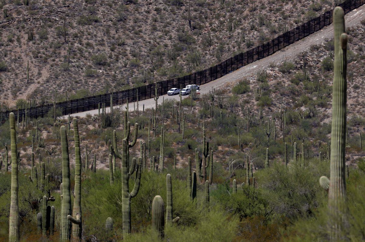 Patroli Perbatasan menyelamatkan seorang bayi laki-laki yang tertinggal di gurun Arizona