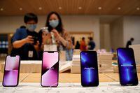 FILE PHOTO: Apple iPhone 13 are pictured at an Apple Store on the day the new Apple iPhone 13 series goes on sale, in Beijing, China, September 24, 2021. REUTERS/Carlos Garcia Rawlins/File Photo
