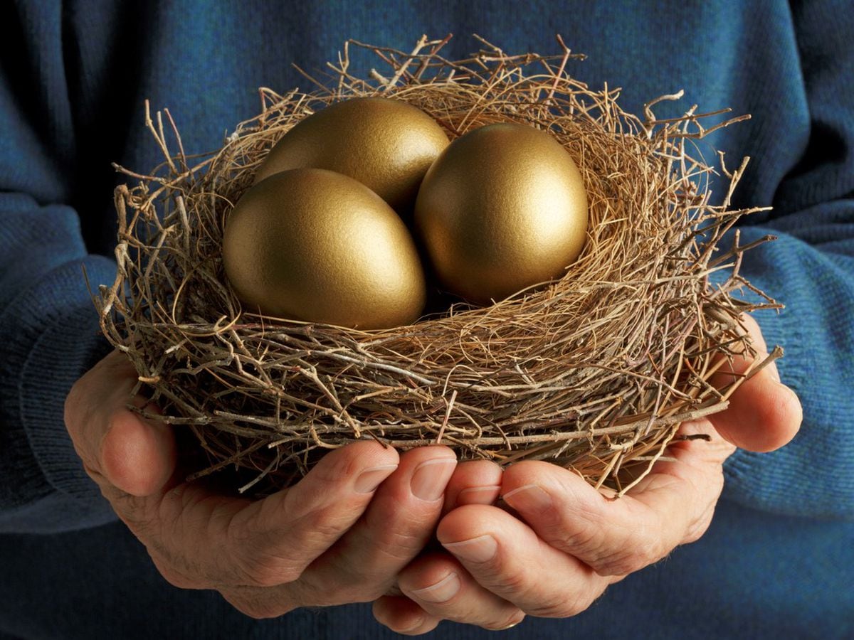 Золотые яйца 2. Золотое яйцо. Гнездо с золотыми яйцами. Курица с золотыми яйцами. Яйцо куриное золотое.