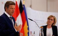 FILE PHOTO: German Vice-Chancellor and Economy Minister Robert Habeck and Austrian Energy Minister Leonore Gewessler address a news conference in Vienna, Austria July 12, 2022.  REUTERS/Leonhard Foeger/File Photo
