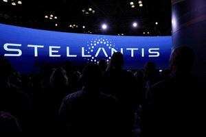FILE PHOTO: People attend a Stellantis presentation at the New York International Auto Show, in Manhattan, New York City, U.S., April 5, 2023. REUTERS/David 'Dee' Delgado/File Photo