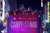 Soccer Football - FIFA Women's World Cup Australia and New Zealand 2023 - Spain arrive in Madrid after winning the Final - Madrid, Spain - August 21, 2023 Spain's Misa Rodriguez and teammates are seen with the Wolrd Cup trophy on the bus as people gather to welcome them REUTERS/Juan Medina