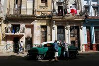 Residents talk to each other amid concerns about the spread of the coronavirus disease (COVID-19) in Havana, Cuba, February 3, 2021. REUTERS/Stringer NO RESALES. NO ARCHIVES