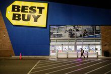 FILE PHOTO: A person walks in front of Best Buy during Black Friday sales in Chicago, Illinois, U.S.,, November 25, 2022. REUTERS/Jim Vondruska/File Photo