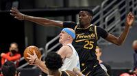 Los Angeles Lakers guard Alex Caruso (4) drive past Toronto Raptors forward Chris Boucher (25) during the second half of an NBA basketball game Tuesday, April 6, 2021, in Tampa, Fla. (AP Photo/Chris O'Meara)