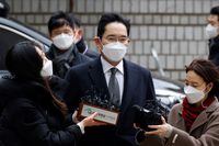 Samsung Group heir Jay Y. Lee arrives at a court in Seoul, South Korea, January 18, 2021. REUTERS/Kim Hong-Ji