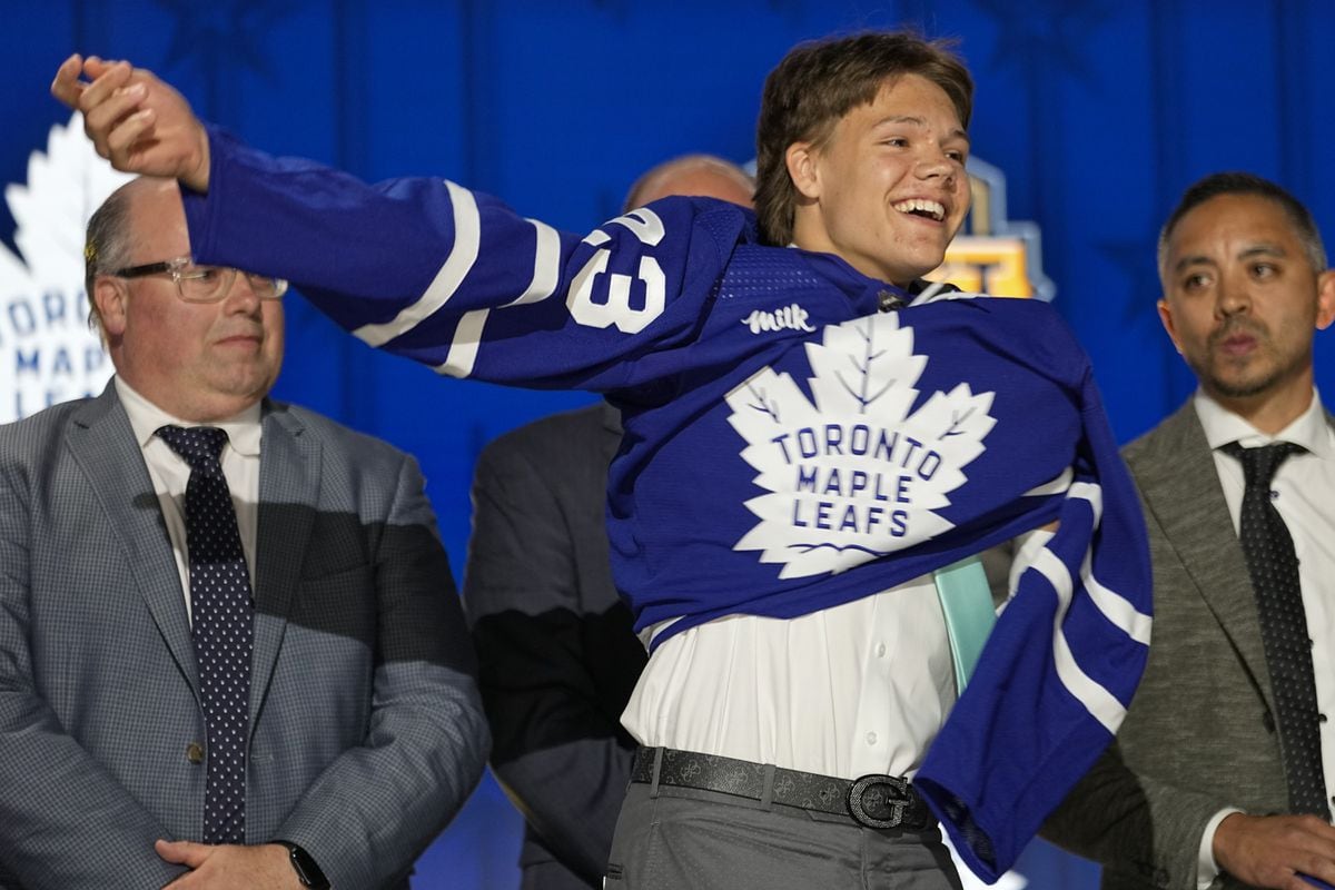 Toronto Maple Leafs sign firstround draft pick Easton Cowan to entry