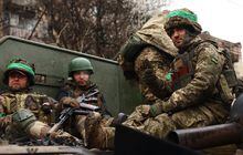Ukrainian servicemen return from heavy fighting amid Russia's attack on Ukraine, close to Bakhmut, Ukraine, April 14, 2023.  REUTERS/Kai Pfaffenbach
