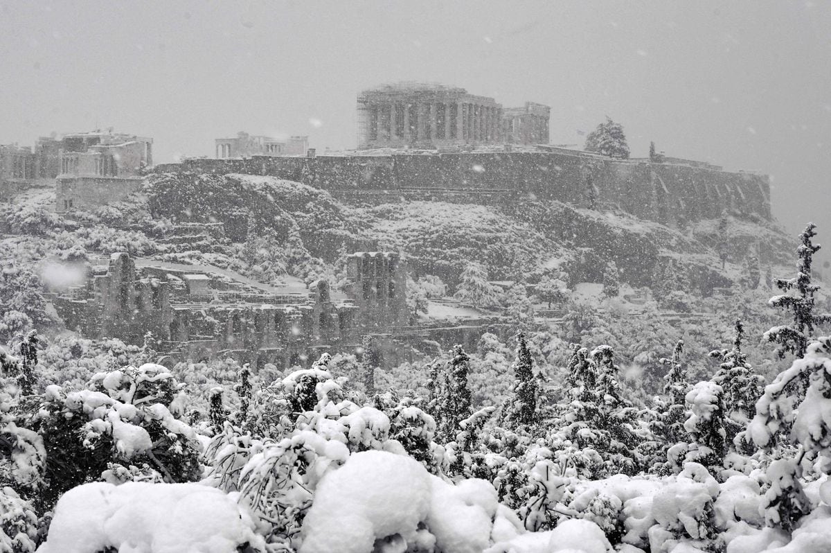 rare-snowfall-blankets-the-acropolis-halts-covid-19-vaccinations-in-athens