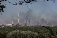 Smoke rises after a military strike on a compound of the Sievierodonetsk's Azot Chemical Plant amid Russia's attack on Ukraine continues, in the town of Lysychansk, Luhansk region, Ukraine June 10, 2022. Picture taken June 10, 2022. REUTERS/Oleksandr Ratushniak