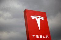 FILE PHOTO: FILE PHOTO: The logo of Tesla is seen in Taipei, Taiwan August 11, 2017. REUTERS/Tyrone Siu/File Photo/File Photo
