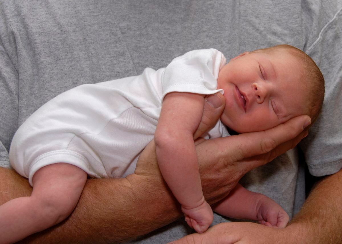 Поза от коликов. Новорожденный на руках. Младенец на руках. Рука новорожденного ребенка. Грудные дети на руках.