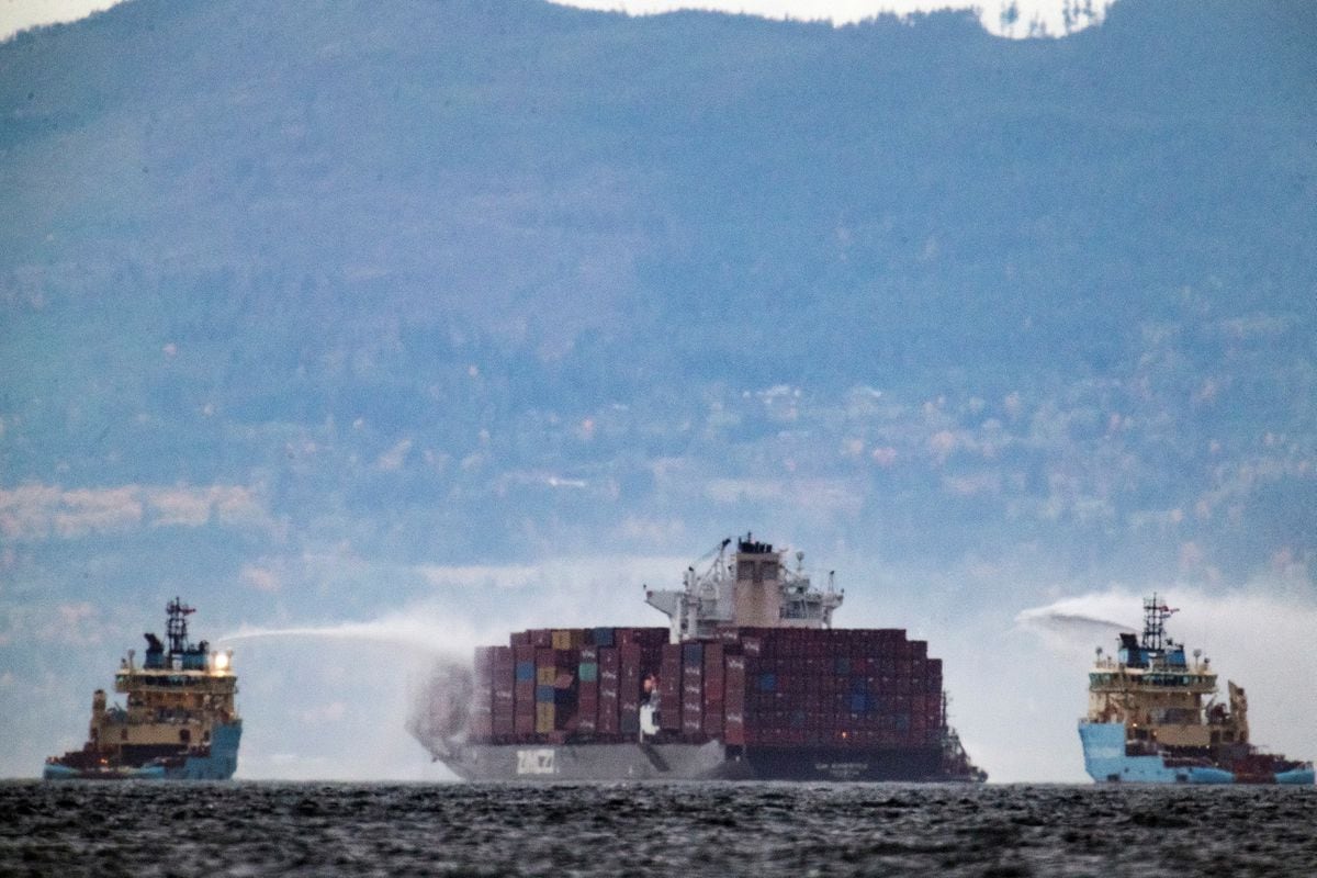 La Guardia Costera dice que se descargaron más de 100 contenedores del buque de carga durante el accidente de Kimu