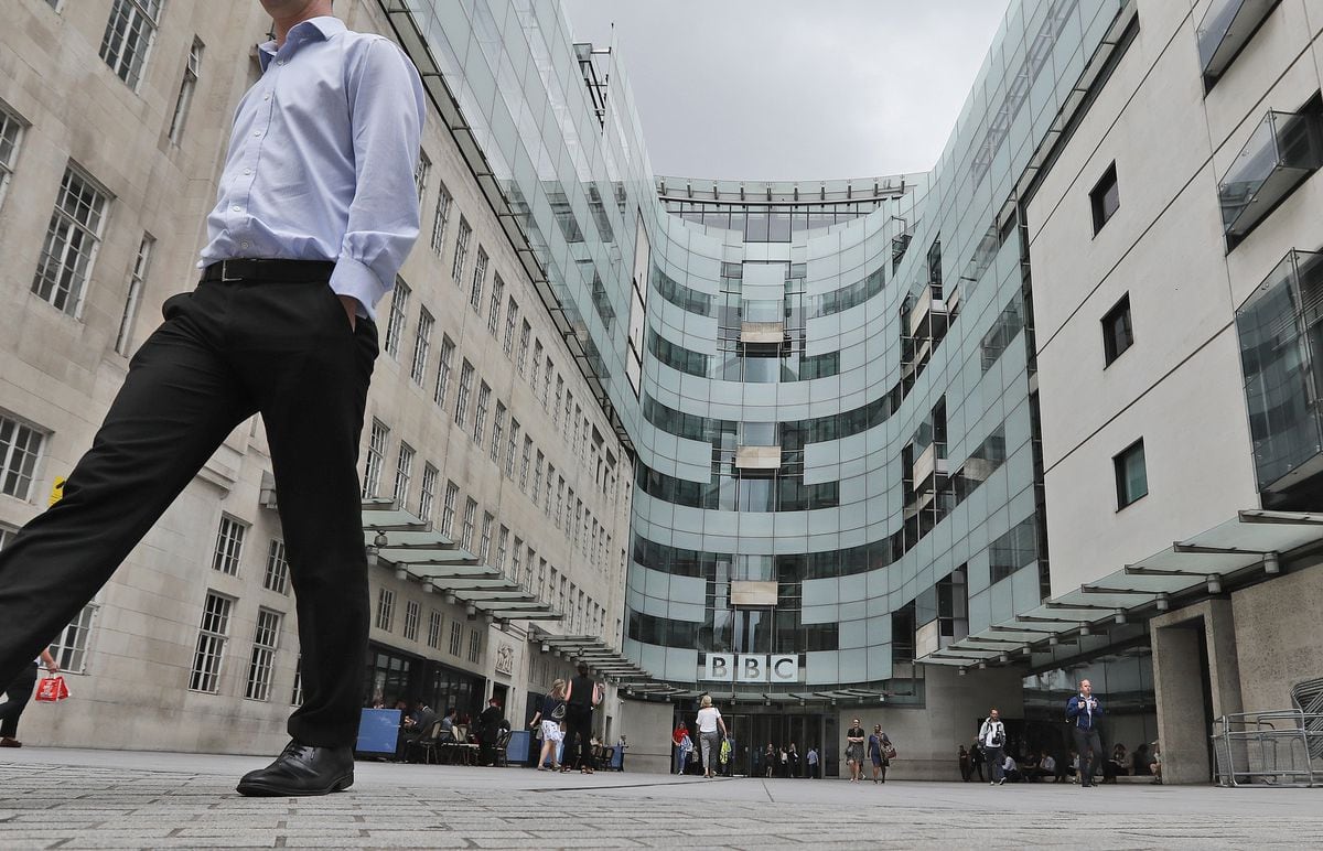 Presentador de la BBC suspendido por acusaciones de que pagó a un adolescente por fotos explícitas