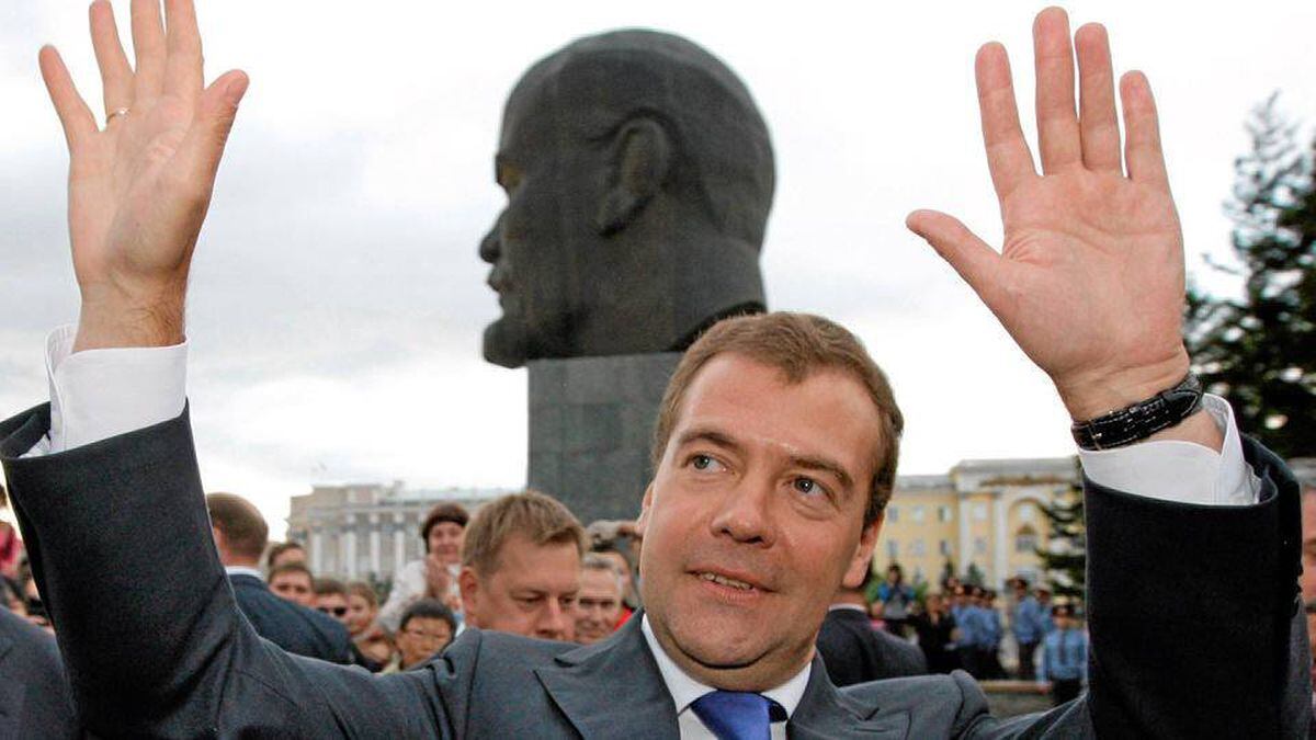 Украли берет. Медведев машет рукой.