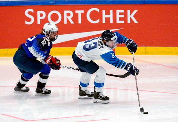 Suomalainen Riikka Sallinen on ensimmäinen eurooppalainen nainen jääkiekkohalliin