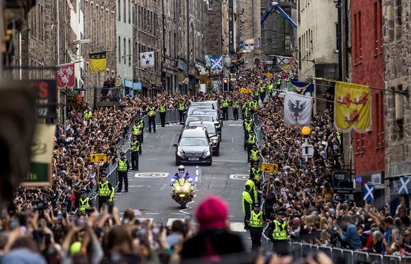 Queen Elizabeth makes her final journey, with funeral cortege arriving in  Edinburgh - The Globe and Mail