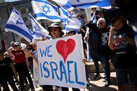 FILE PHOTO: People gather to protest Israeli Prime Minister Benjamin Netanyahu's visit to California as he is scheduled to meet with entrepreneur Elon Musk, at union square in San Francisco, California, U.S. September 18, 2023. REUTERS/Carlos Barria/File Photo