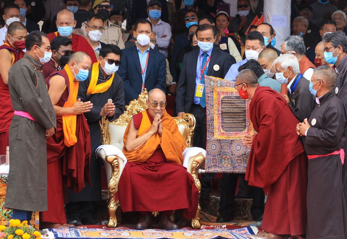 Dalajlama przeprosił po tym, jak na imprezie publicznej powiedział chłopcu, żeby „ssał mi język”.
