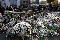 SEOUL, SOUTH KOREA - NOVEMBER 01: People pay tribute to the victims of the Halloween celebration stampede, on the street near the scene on November 01, 2022 in Seoul, South Korea. One hundred and fifty-one people have been reported killed and at least 150 others were injured in a deadly stampede on October 29 in Seoul's Itaewon district, after huge crowds of people gathered for Halloween parties, according to fire authorities. (Photo by Chung Sung-Jun/Getty Images)