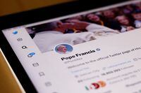 A view shows Twitter account of Pope Francis after losing the verified blue status in this illustration photo taken, April 21, 2023. REUTERS/Guglielmo Mangiapane/Illustration