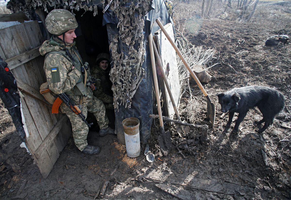 Ukrainian military officials flee to bomb shelter after government-held regions shelled thumbnail