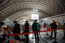 Du khách xếp hàng lên máy bay tại Sân bay Quốc tế Song Lưu Thành Đô giữa làn sóng lây nhiễm bệnh coronavirus (COVID-19), ở Thành Đô, tỉnh Tứ Xuyên, Trung Quốc ngày 30 tháng 12 năm 2022. REUTERS/Tingshu Wang