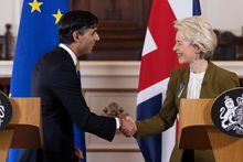 British Prime Minister Rishi Sunak and European Commission President Ursula von der Leyen shake hands as they hold a news conference at Windsor Guildhall, Britain, February 27, 2023. Dan Kitwood/Pool via REUTERS