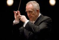 Conductor Bramwell Tovey in 2006. Born in 1953, Tovey, whose career included being the Music Director of the Vancouver Symphony Orchestra, died on July 12, 2022.