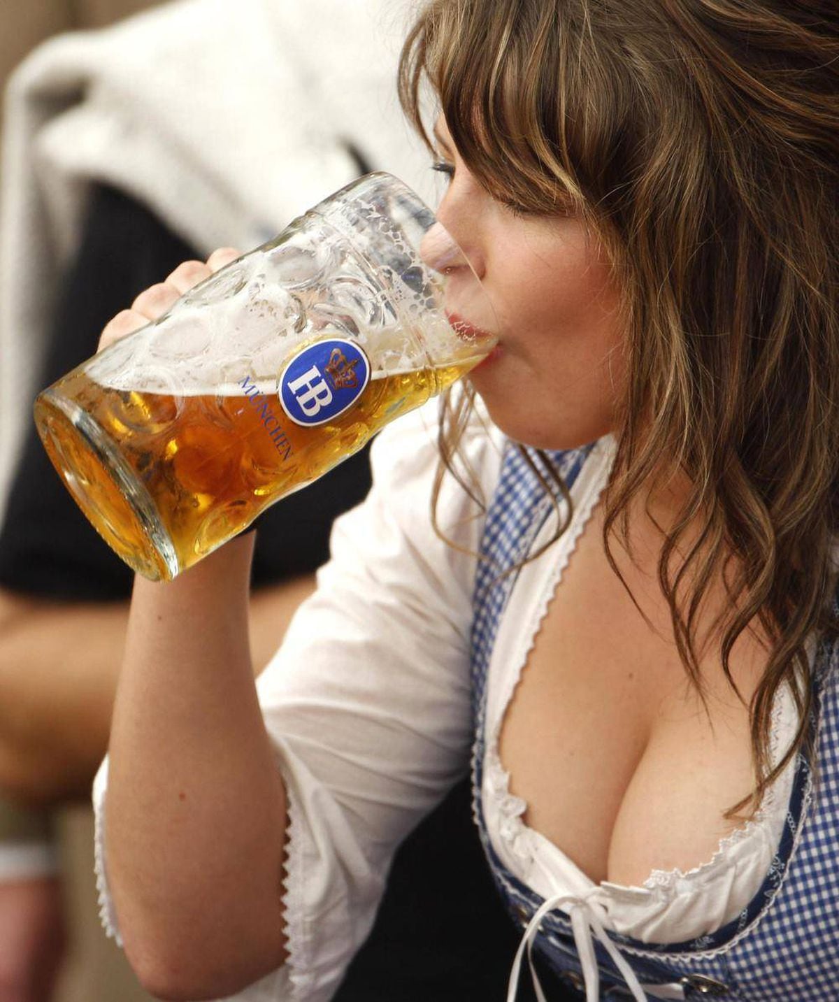 Женский пивной. Девушка с пивом. Красивые девушки с пивом. Октоберфест девушка с пивом.