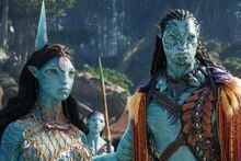 (L-R): Ronal (Kate Winslet), Tonowari (Cliff Curtis), and the Metkayina clan in 20th Century Studios' AVATAR: THE WAY OF WATER. Photo courtesy of 20th Century Studios. © 2022 20th Century Studios. All Rights Reserved.
