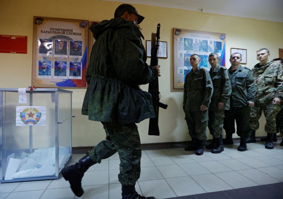 Lokalni urzędnicy powiedzieli, że Ukraińcy na terytoriach okupowanych zostali zmuszeni do głosowania w „referendach” pod okiem uzbrojonych mężczyzn