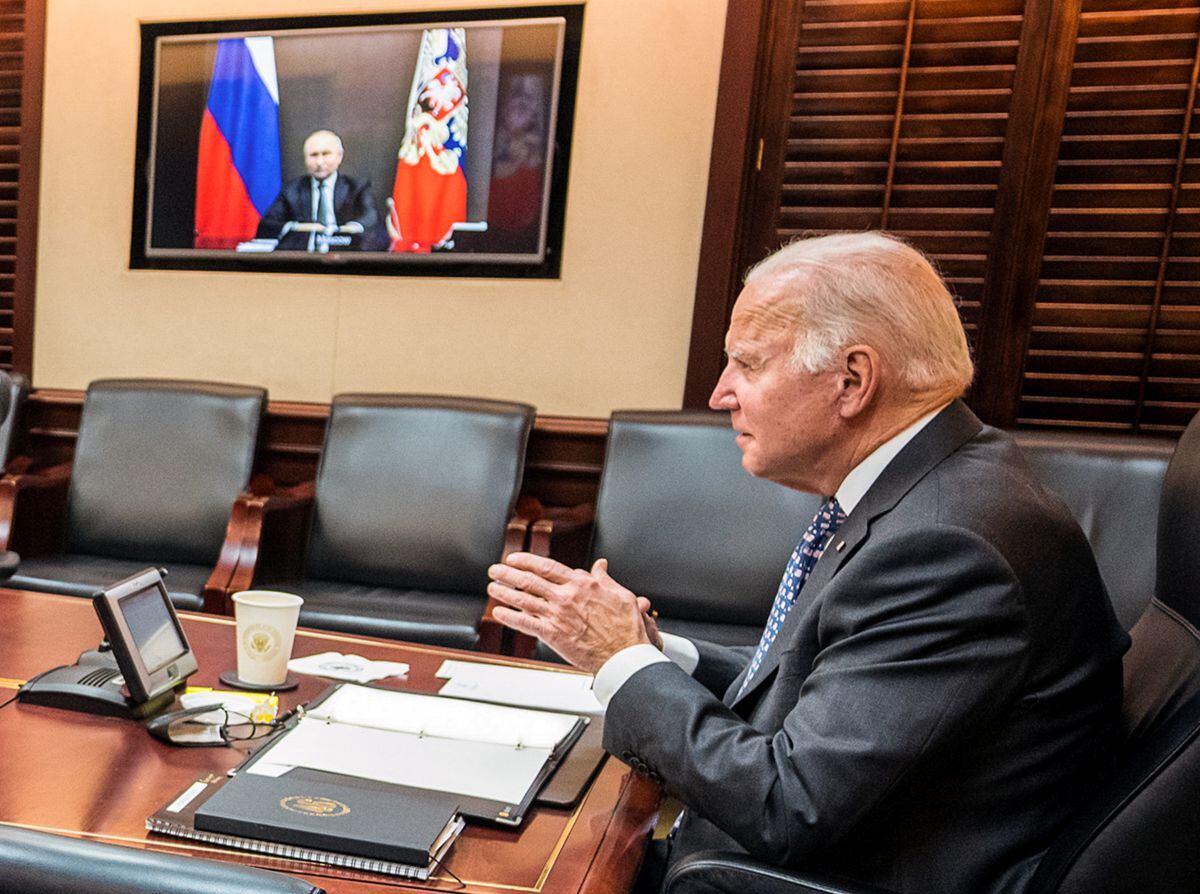 Biden advirtió a Putin que la invasión rusa de Ucrania podría tener repercusiones