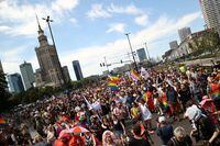 People take part in a joint equality march of the Warsaw Equality Parade 2022 and KyivPride, amid Russia's invasion of Ukraine, in Warsaw, Poland June 25, 2022. REUTERS/Kuba Stezycki