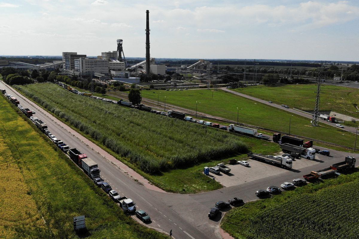 W Polsce, gdzie węgiel króluje, właściciele domów całymi dniami stoją w kolejkach po paliwo