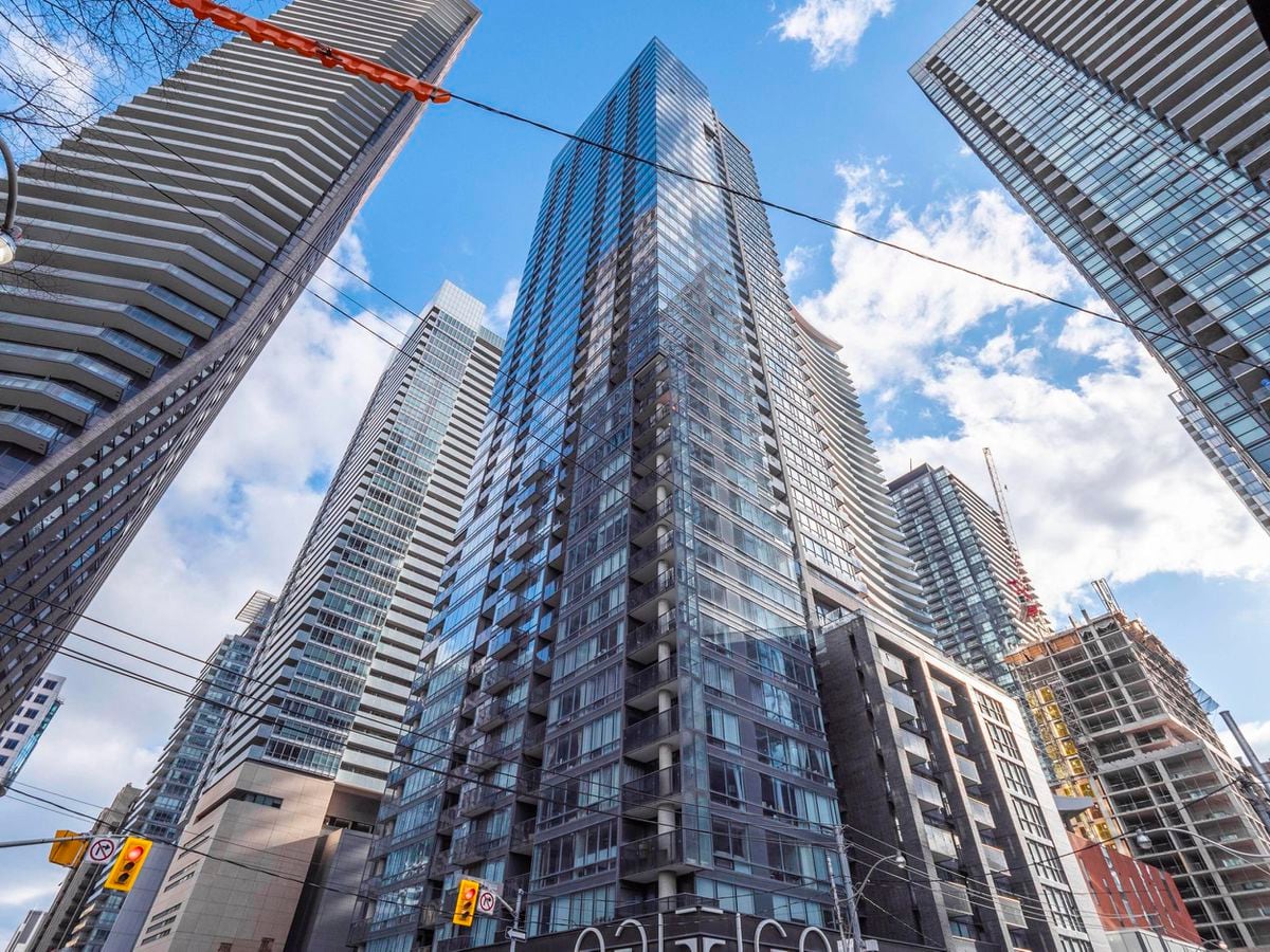 Condo in Toronto’s Entertainment District overcomes quirky shared bathroom to sell for 0,000