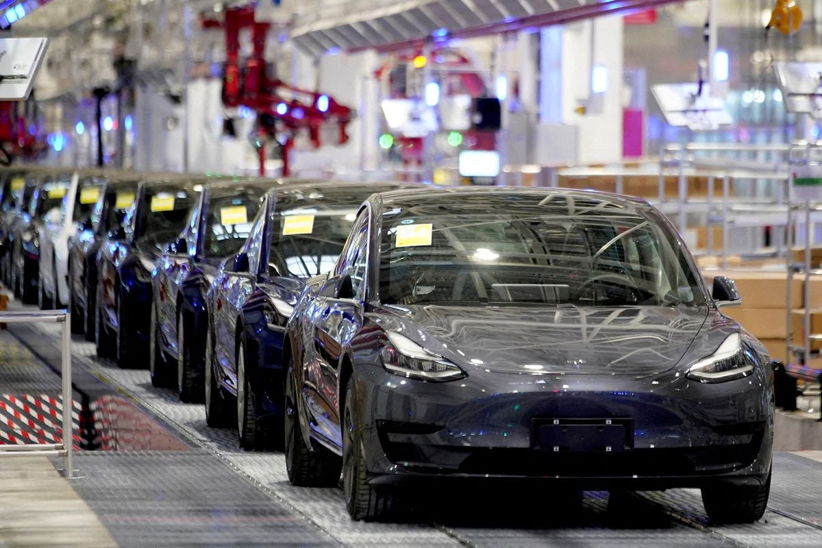 Elon Musk says Tesla’s new automotive factories ‘dropping billions’ amid battery shortages, port points