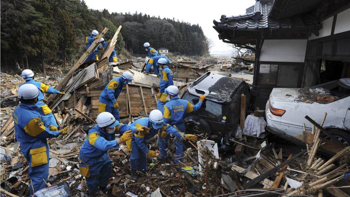 Землетрясение в японии 2024 сегодня. ЦУНАМИ В Японии в 2011. Катастрофа в Японии 2011. Землетрясение в Японии 2011. МЧС В Японии 2011.