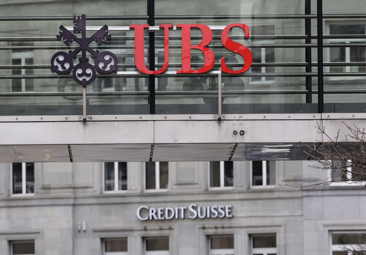 Se informa que UBS está ofreciendo comprar Credit Suisse, afectado por la crisis, por hasta $ 1 mil millones