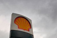 FILE PHOTO: The Shell logo is seen at a petrol station in south London January 31, 2008. Royal Dutch Shell posted record European company earnings of $27.6 billion (13.9 billion pounds) in 2007, but fourth-quarter profit missed forecasts as a fall in production dampened the benefit of high oil prices.      REUTERS/Toby Melville/File Photo
