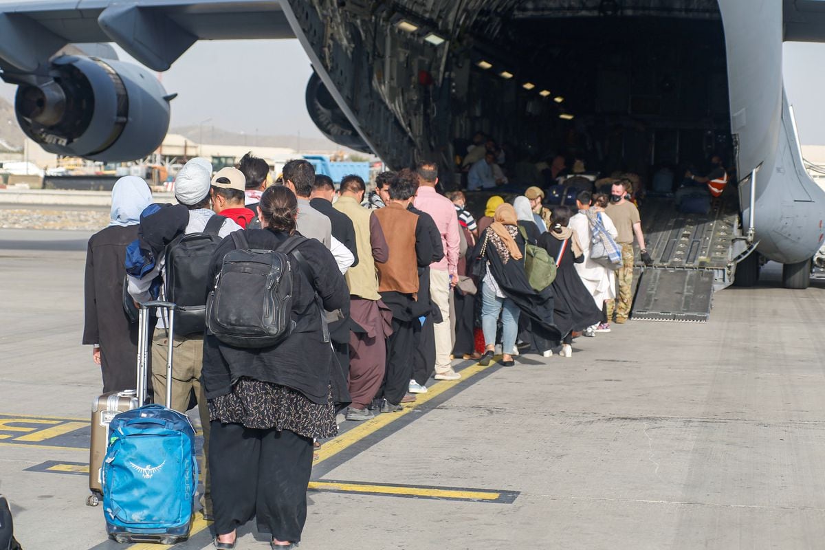 Casi 190 evacuados fueron trasladados en avión en el primer vuelo canadiense desde Kabul desde que los talibanes tomaron el poder.